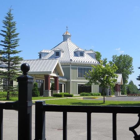 Hotel St-Bernard Saint-Bernard-de-Lacolle Exteriör bild