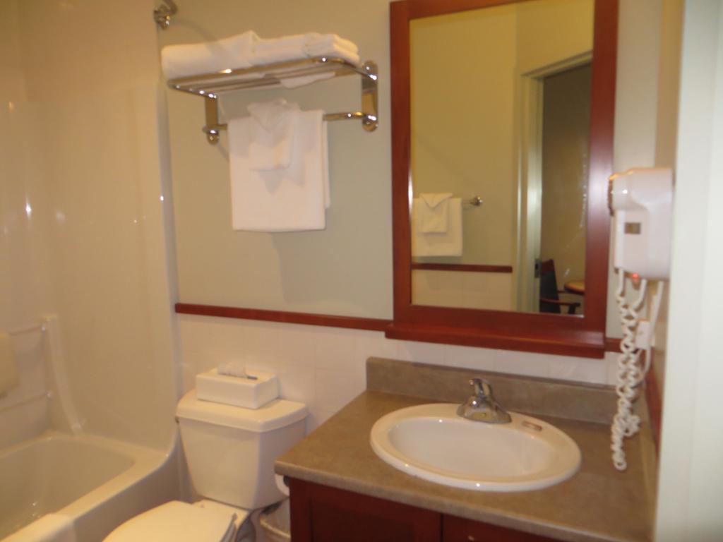 Hotel St-Bernard Saint-Bernard-de-Lacolle Rum bild