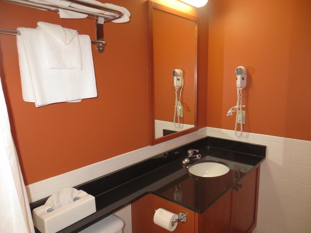 Hotel St-Bernard Saint-Bernard-de-Lacolle Rum bild