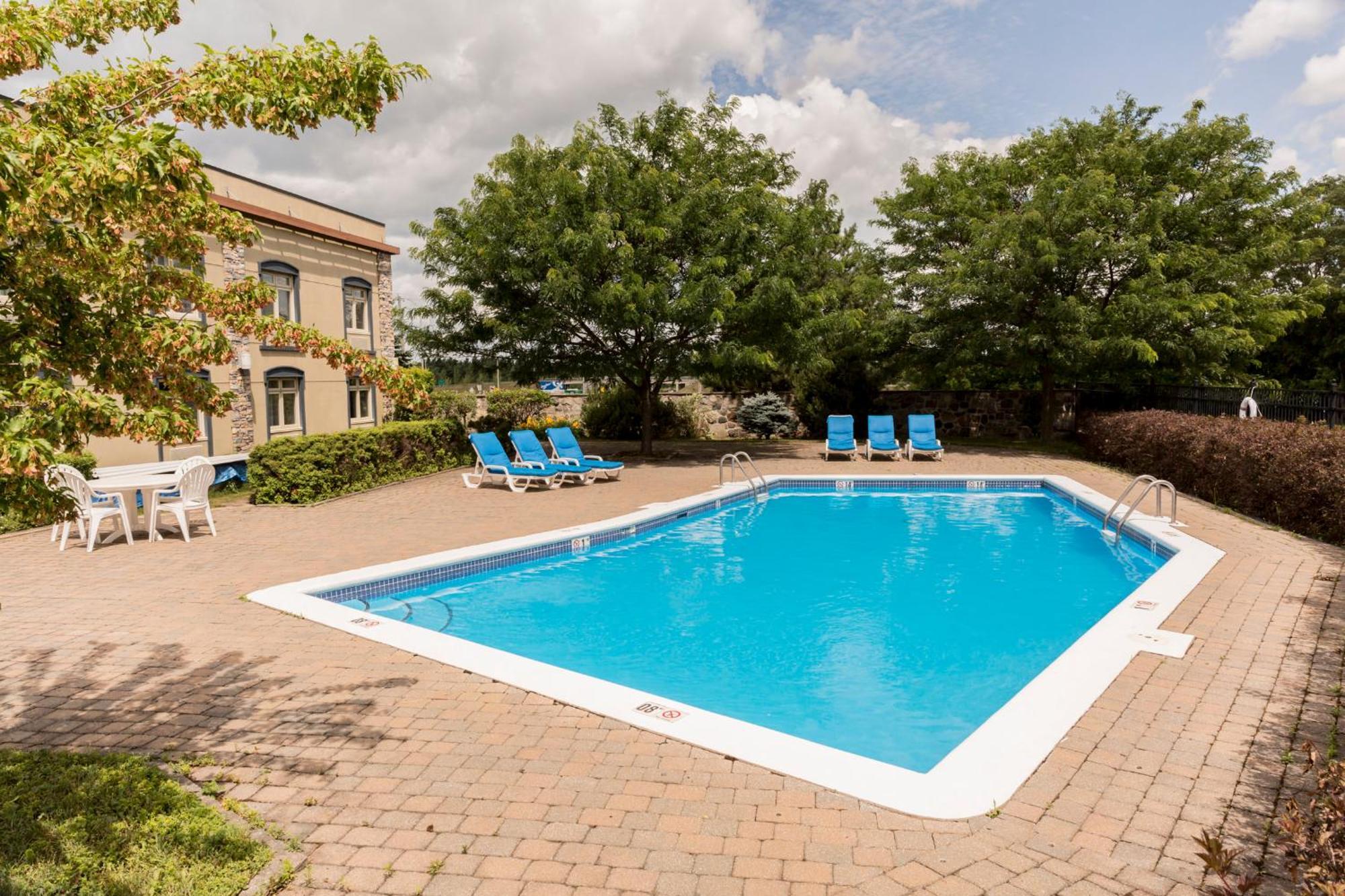 Hotel St-Bernard Saint-Bernard-de-Lacolle Exteriör bild