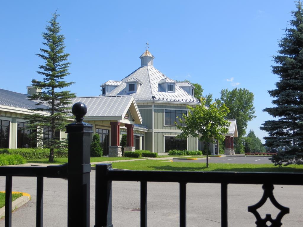 Hotel St-Bernard Saint-Bernard-de-Lacolle Exteriör bild